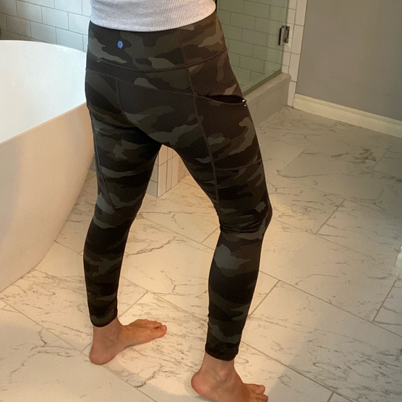 Athleta Camo Contender 7/8 Tight in olive camo - Picture 5 of 9